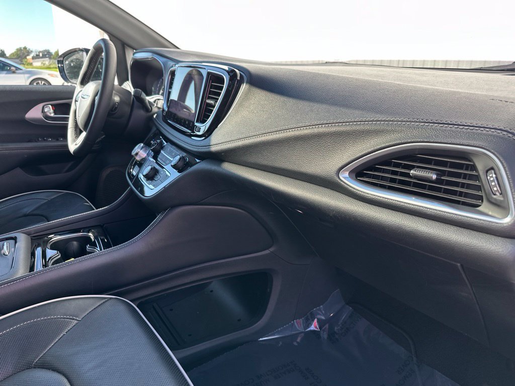Used 2025 Chrysler Pacifica Limited FWD image 34