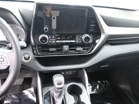 Used 2024 Toyota Highlander LE image 13