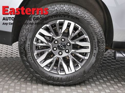 Used 2025 Chevrolet Suburban Z71 image 32