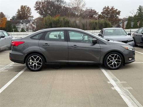 Used 2018 Ford Focus SE w/ SE Appearance Package image 2