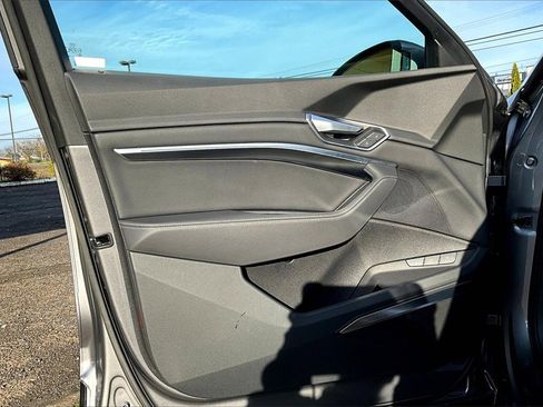 Used 2021 Audi e-tron Premium Plus w/ Premium Plus Package image 23