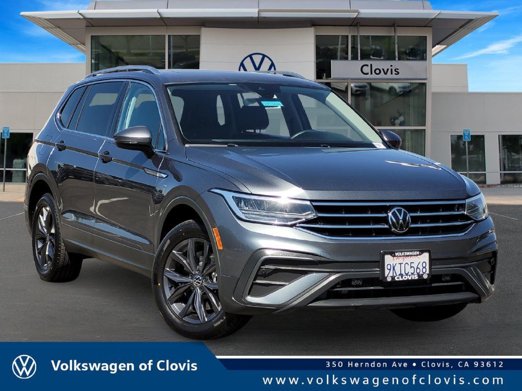 Used 2023 Volkswagen Tiguan SE FWD image 1