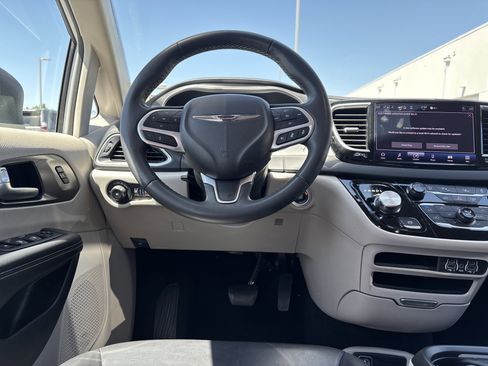 Used 2023 Chrysler Pacifica Touring-L FWD image 16