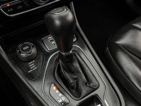 Used 2021 Jeep Cherokee Latitude Plus AWD/4WD image 27