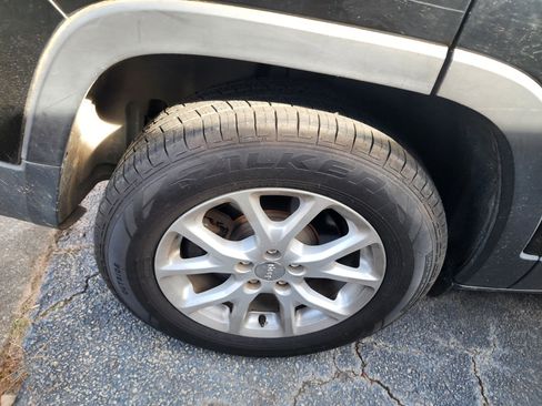 Used 2017 Jeep Cherokee Latitude w/ Comfort/Convenience Group image 9