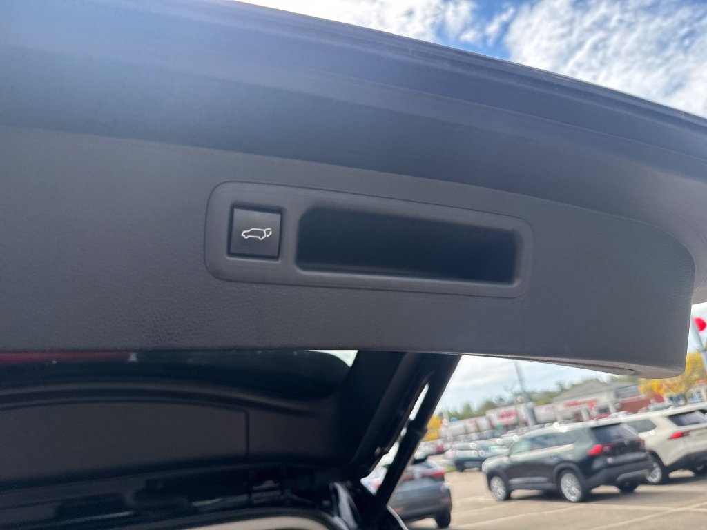 Used 2023 Toyota Highlander XLE AWD/4WD image 9