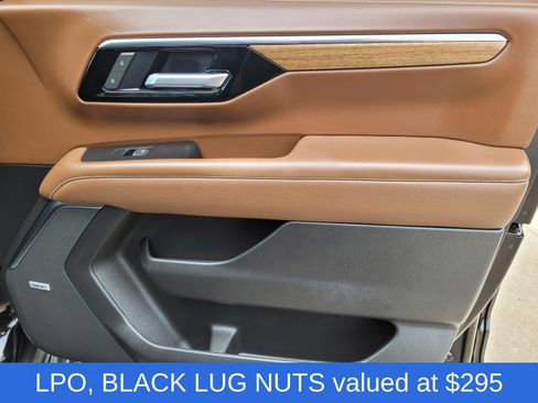 Used 2025 Chevrolet Suburban High Country AWD/4WD image 8