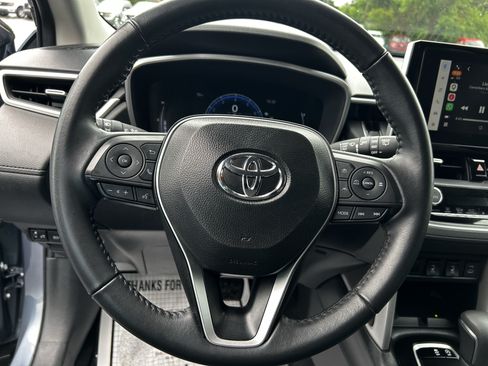 Used 2025 Toyota Corolla Cross XLE FWD image 12