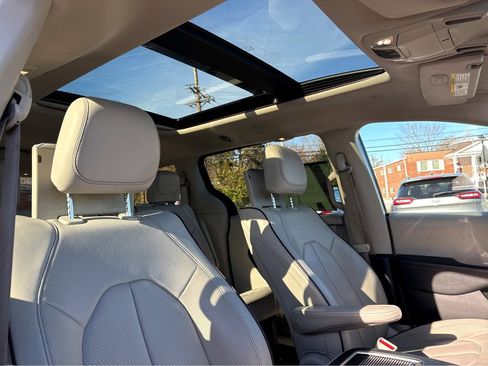 Used 2017 Chrysler Pacifica Limited image 8