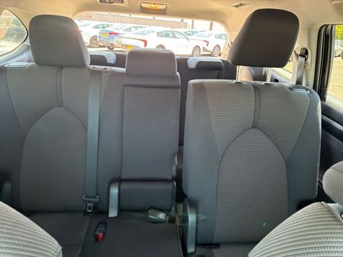 Used 2025 Toyota Highlander LE FWD image 39