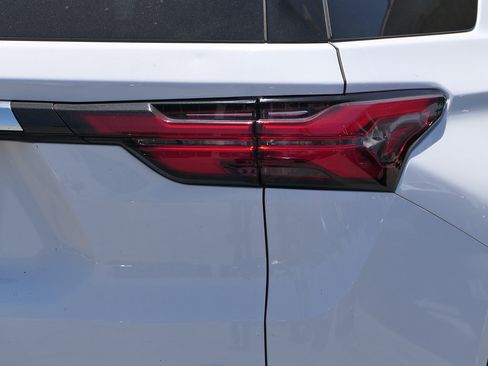 Used 2023 Chevrolet Traverse LT FWD image 5