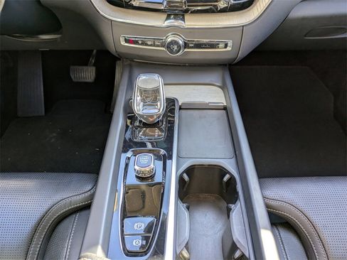 Certified 2022 Volvo XC60 B5 Inscription w/ Advanced Package image 19