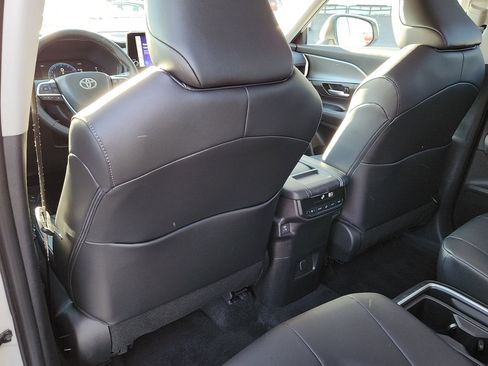 Used 2025 Toyota Grand Highlander AWD image 23