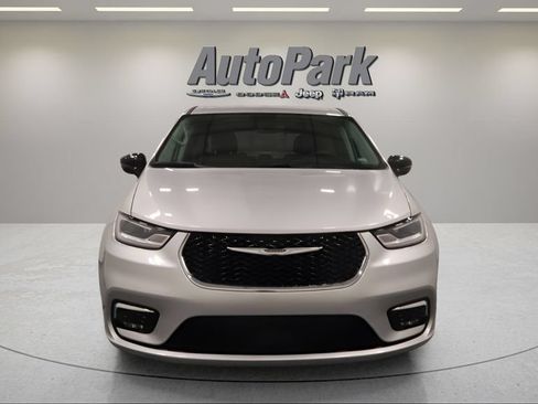 Certified 2024 Chrysler Pacifica Touring-L FWD image 2