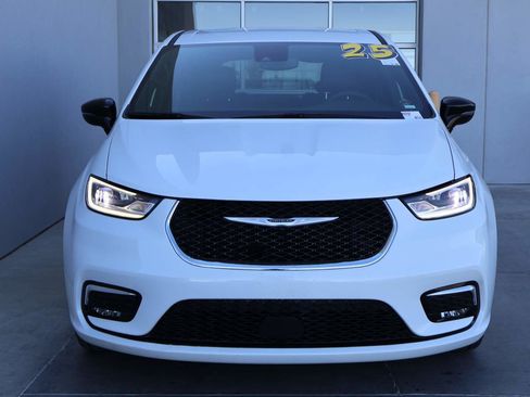 Used 2025 Chrysler Pacifica Select image 5