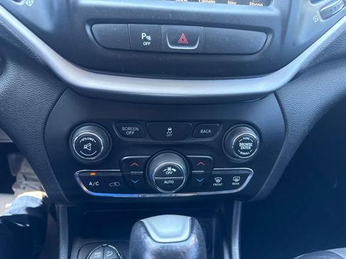 Used 2018 Jeep Cherokee Trailhawk w/ Comfort/Convenience Group AWD/4WD image 30
