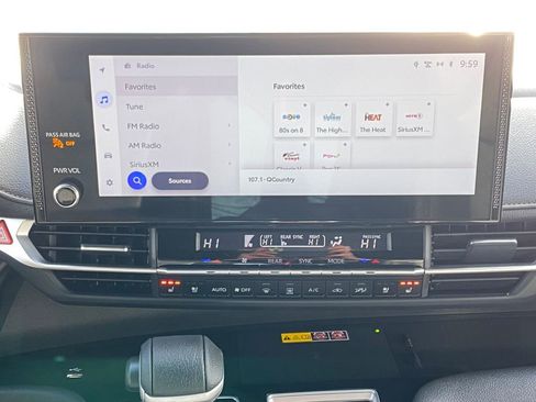 Used 2025 Toyota Sienna Platinum image 28