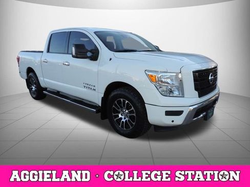 Used 2021 Nissan Titan SV w/ SV Convenience Package image 3