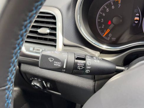 Used 2019 Jeep Grand Cherokee Laredo image 15