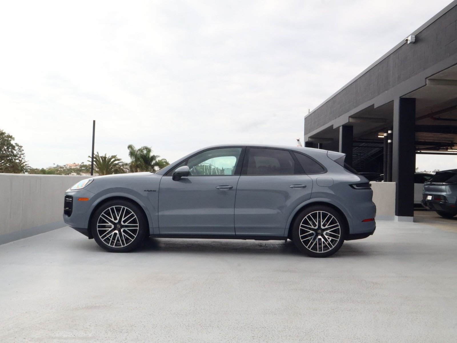 Certified 2025 Porsche Cayenne Turbo AWD/4WD image 2