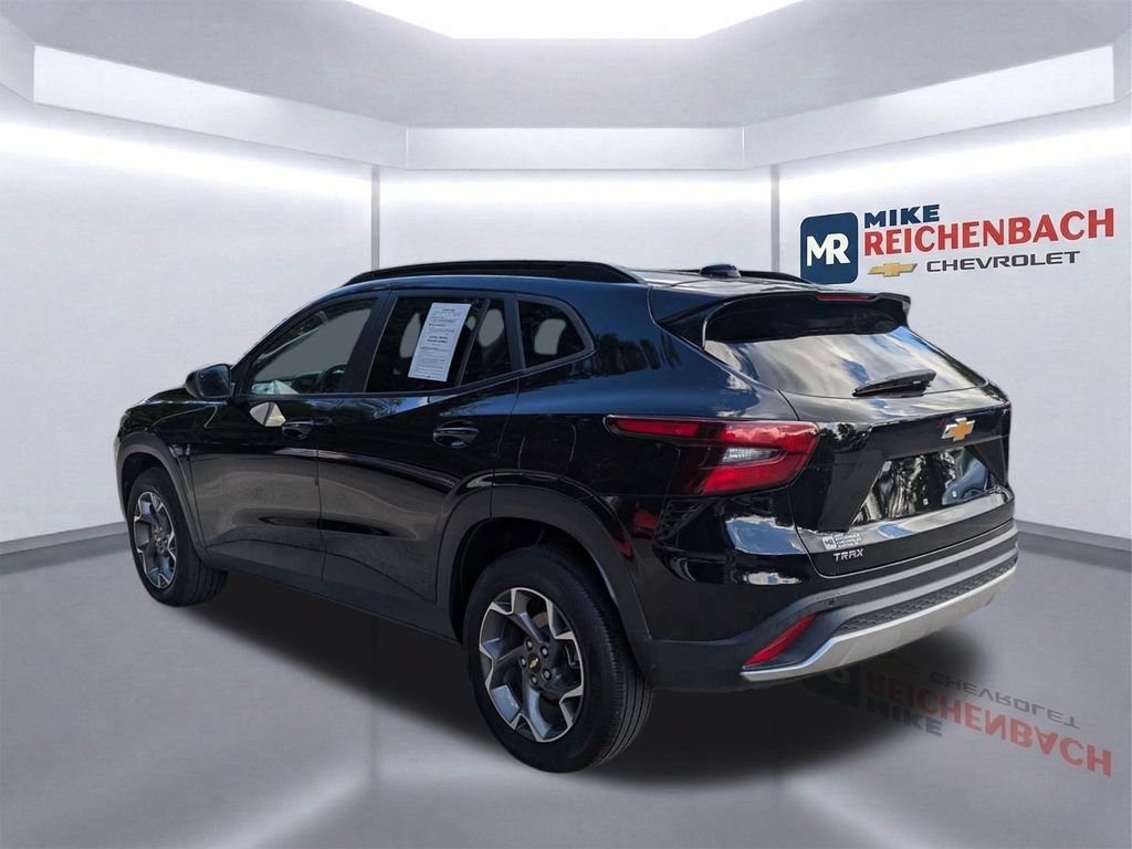 Used 2024 Chevrolet Trax LT w/ Driver Confidence Package FWD image 6