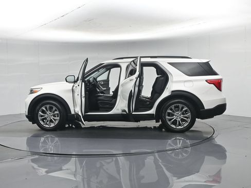 Certified 2021 Ford Explorer XLT w/ Equipment Group 202A RWD image 35