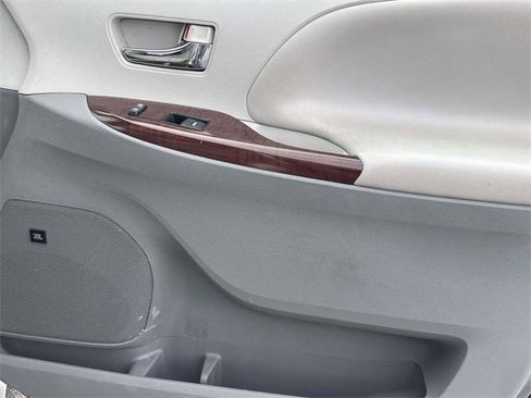 Used 2014 Toyota Sienna XLE image 17