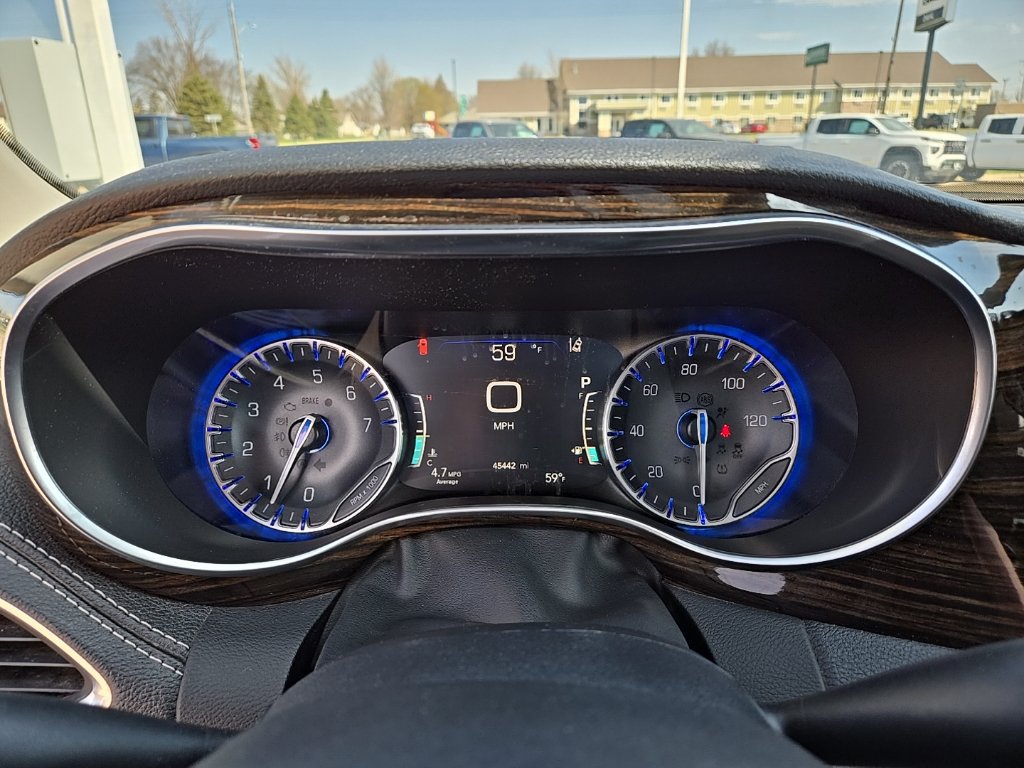 Used 2023 Chrysler Pacifica Limited FWD image 25