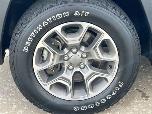 Used 2022 Jeep Cherokee Trailhawk image 7