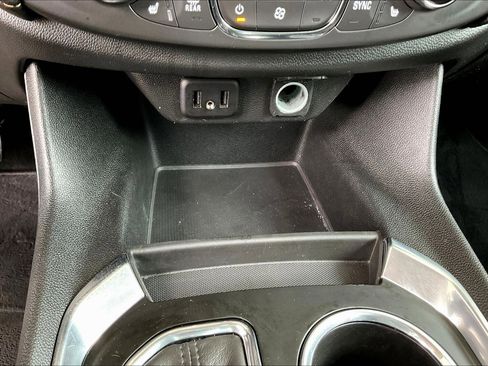 Used 2020 Chevrolet Traverse LT image 16