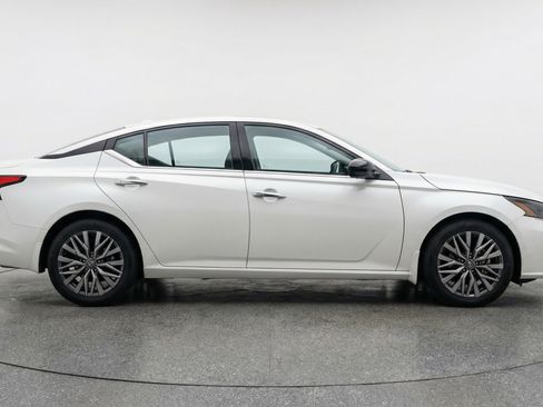 Used 2025 Nissan Altima 2.5 SV image 11