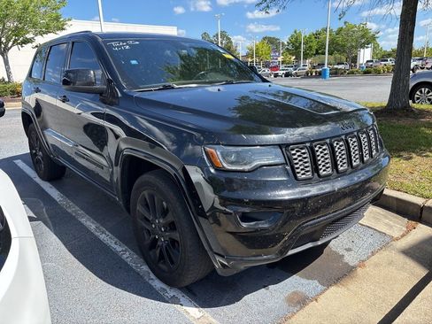 Used 2021 Jeep Grand Cherokee Laredo X image 3