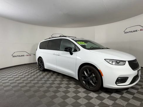 Used 2025 Chrysler Pacifica Limited FWD image 3