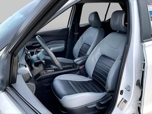 Used 2022 Nissan Kicks SR w/ Premium Package FWD image 7