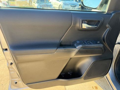 Used 2019 Toyota Tacoma TRD Off-Road w/ Technology Package image 9