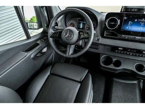 Used 2025 Mercedes-Benz Sprinter 2500 image 8