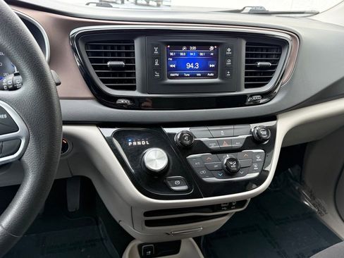 Used 2017 Chrysler Pacifica LX w/ Tire & Wheel Group image 22