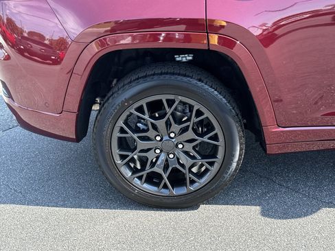 New 2025 Jeep Grand Cherokee Summit image 12