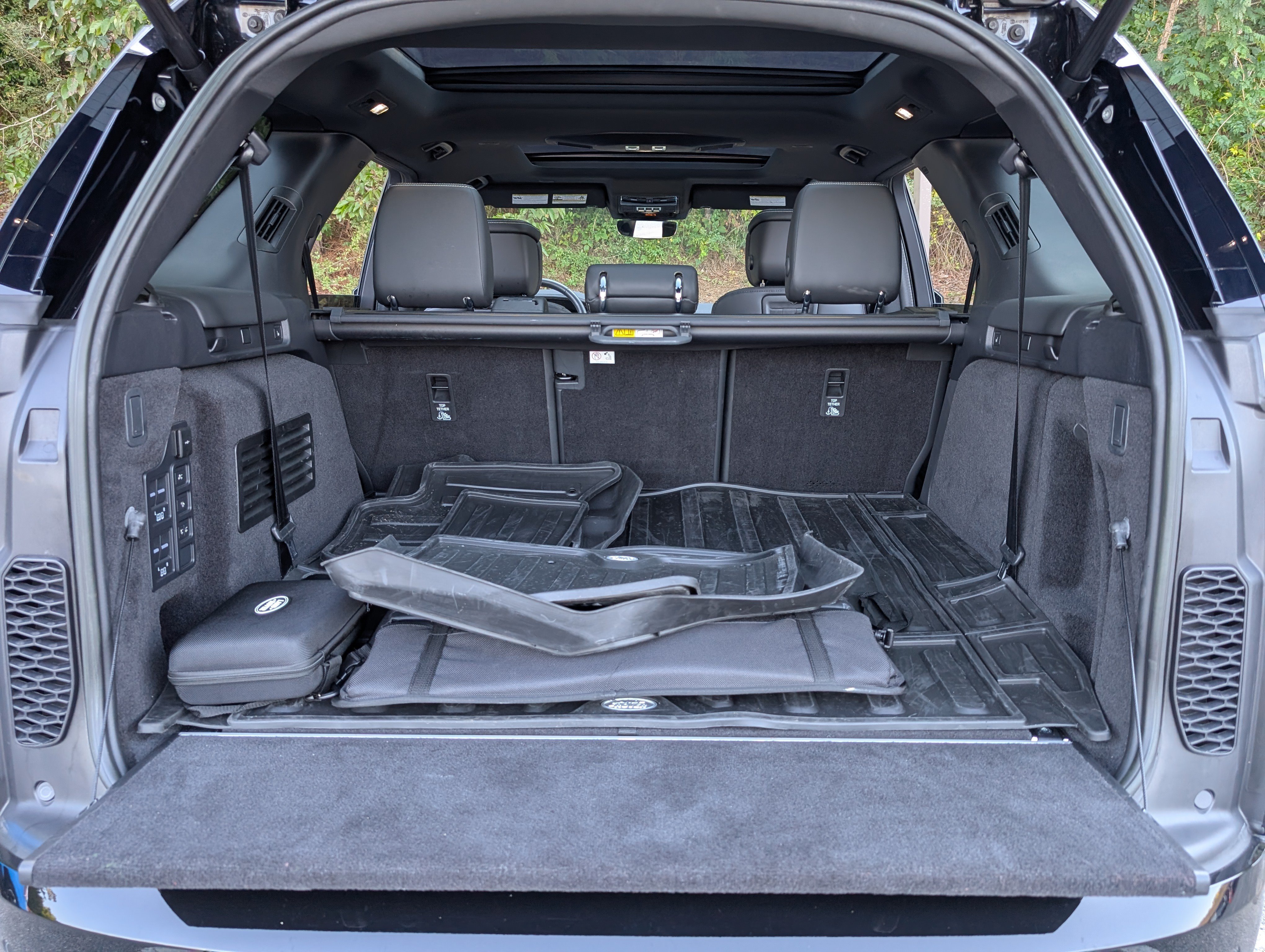 Used 2023 Land Rover Discovery Metropolitan Edition AWD/4WD image 19