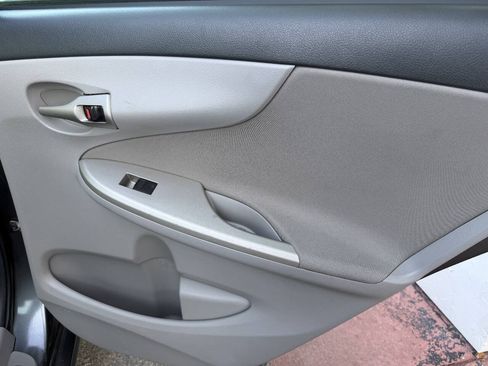 Used 2013 Toyota Corolla LE FWD image 18