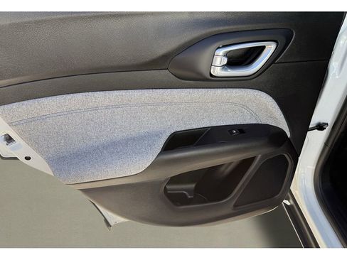 Used 2025 Jeep Compass Sport image 21