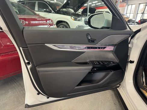 Used 2024 BMW 740i image 23