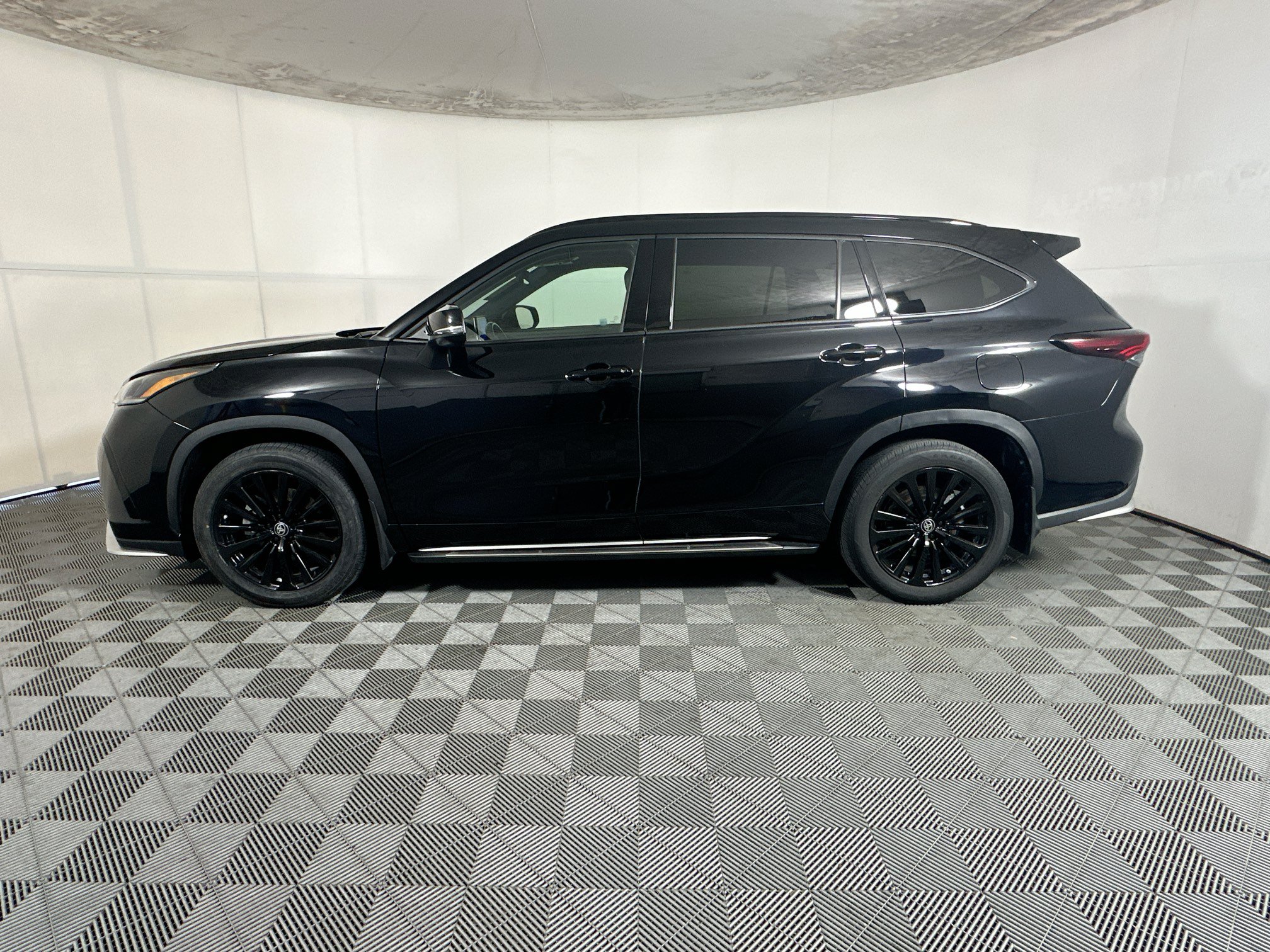 Used 2024 Toyota Highlander XSE FWD image 6