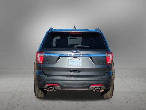 Used 2018 Ford Explorer XLT image 5