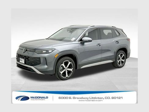 Used 2025 Volkswagen Tiguan SE image 1