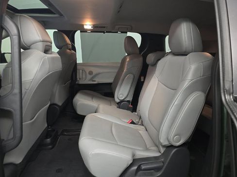 Used 2025 Toyota Sienna XLE FWD image 9