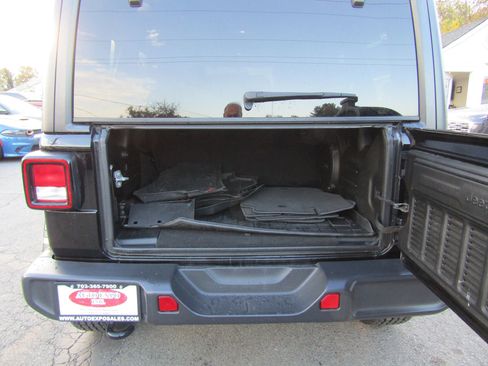 Used 2018 Jeep Wrangler Unlimited Sahara image 11