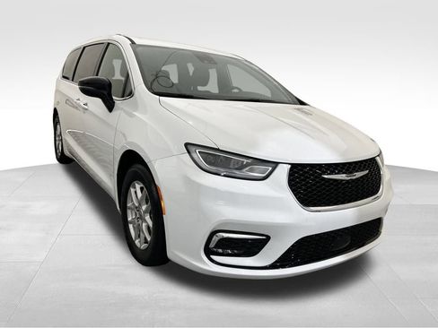 Used 2025 Chrysler Pacifica Select image 8