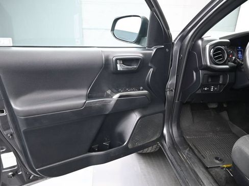 Used 2019 Toyota Tacoma TRD Sport AWD/4WD image 13