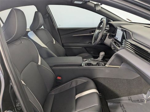 Used 2025 Toyota Camry SE image 4